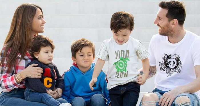 Striker Barcelona, Lionel Messi (kanan) berfoto bersama istrinya, Antonella Rocuzzo beserta ketiga anaknya, Ciro, Thiago dan Mateo.