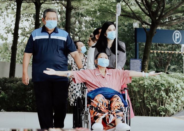 Ani Yudhoyono tampak menikmati udara segar