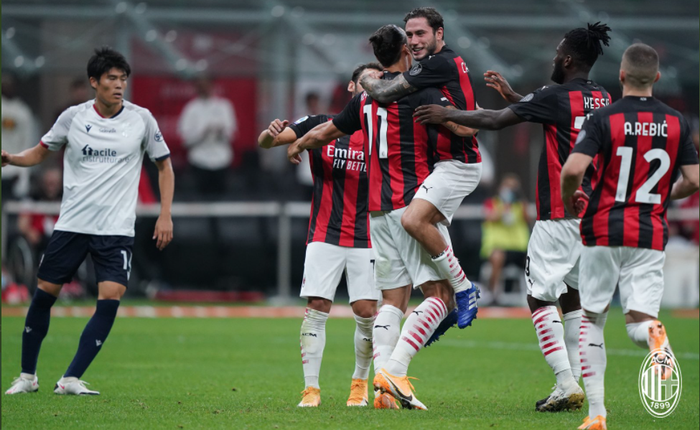 Para pemain AC Milan merayakan gol kedua yang dicetak Zlatan Ibrahimovic di laga melawan Bologna, Selasa (22/9/2020) dini hari WIB