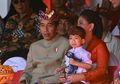 Seolah Tahu Dirinya Jadi Pusat Perhatian, Ini yang Dilakukan Jan Ethes Saat Dampingi Mbah Jokowi di Bali