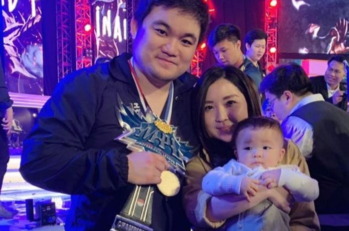 Donkey with his wife and children when he won MPL ID S4