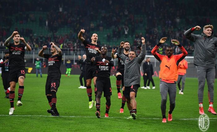 Para pemain AC Milan merayakan kemenangan atas Hellas Verona pada pekan kedelapan Liga Italia 2021-2022 di Stadion San Siro, Sabtu (16/10/2021).