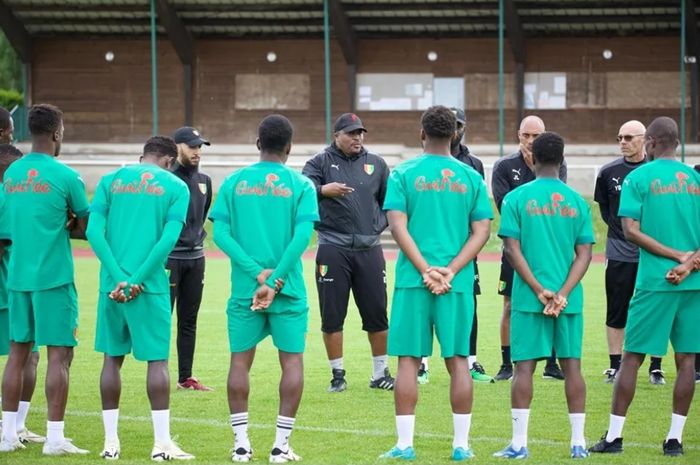 Pelatih Guinea Kaba Diawara (tengah) menyampaikan arahan kepada para pemainnya dalam persiapan menghadapi Timnas U-23 Indonesia pada play-off Olimpiade Paris 2024.