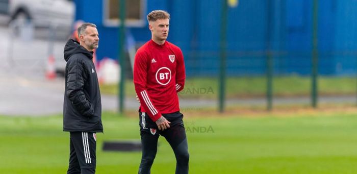 Bek tengah asal Wales, Joe Rodon (kanan), sedang bersama Ryan Giggs di momen latihan timnas Wales.