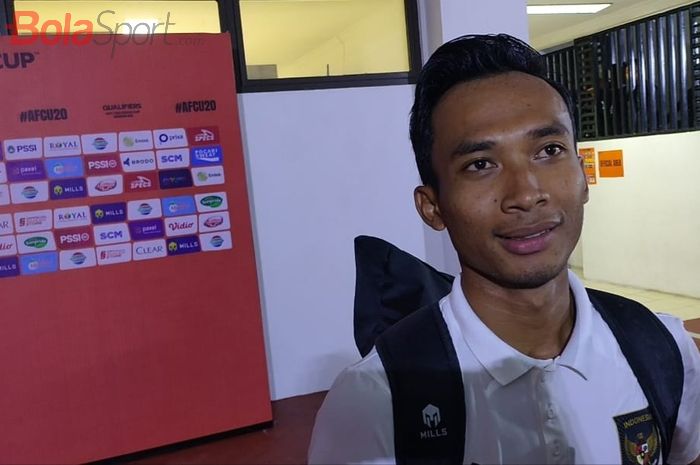 Pemain Timnas U-20 Indonesia, Robi Darwis saat menemui awak media seusai skuad Garuda melawan Hong Kong, di Stadion Gelora Bung Tomo, Surabaya, Jumat (16/9/2022).