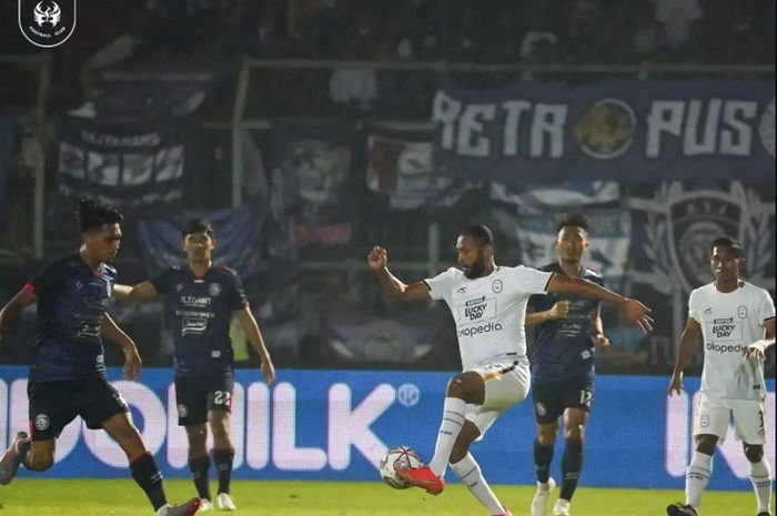 Suasana pertandingan antara Arema FC melawan Rans Nusantara FC di Stadion Kanjuruhan, Malang, Selasa, (7/6/2022).