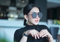 Duduk Santai Lesehan, Syahrini Tampil Cuek Letakkan Tas Seharga 1 Miliar di Lantai