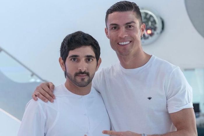 Cristiano Ronaldo (kanan) mengabadikan momen bersama Sheikh Hamdan bin Mohammed bin Rashid Al Maktou