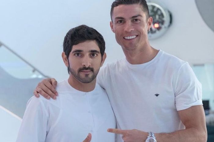 Cristiano Ronaldo (kanan) mengabadikan momen bersama Sheikh Hamdan bin Mohammed bin Rashid Al Maktou