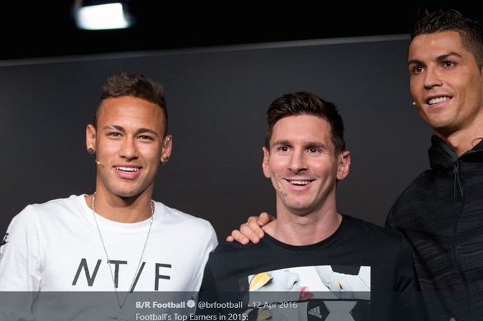 Kiri ke kanan: Neymar, Lionel Messi, dan Cristiano Ronaldo berpose bersama dalam acara penganugerahan Ballon d'Or 2015.