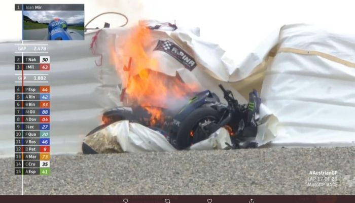 Motor tunggangan Maverick Vinales terbakar saat mengikuti balapan di Sirkuit Red Bull Ring, Minggu (23/8/2020).
