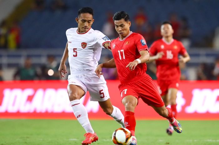 Bek Timnas Indonesia Rizky Ridho (kiri) bersaing ketat dengan pemain Vietnam dalam laga putaran kedua Kualifikasi Piala Dunia 2026 zona Asia di Hanoi, 26 Maret 2024. Indonesia menang 3-0.