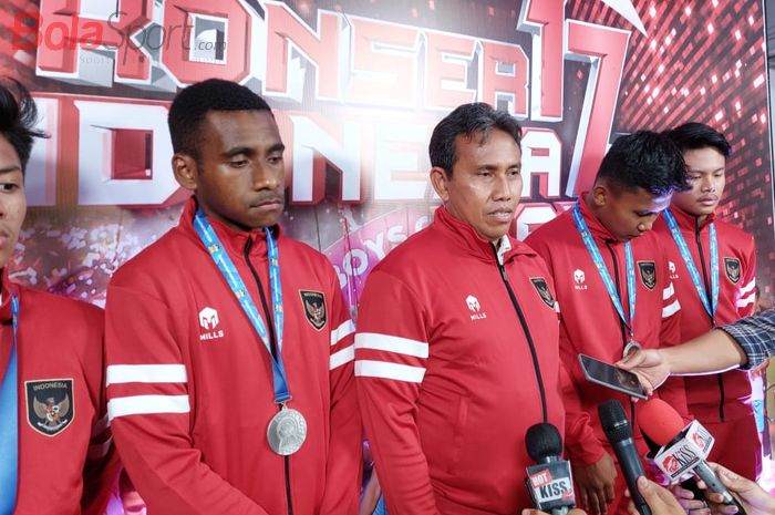 Pelatih Timnas U-16 Indonesia, Bima Sakti bersama para pemain saat menemui awak media setelah acara Konser 17an Indonesia Juara di Studio Indosiar, Daan Mogot, Jakarta Barat, Rabu (17/8/2022).