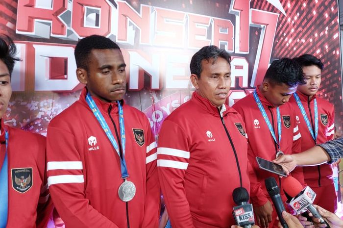Pelatih Timnas U-16 Indonesia, Bima Sakti bersama para pemain saat menemui awak media setelah acara Konser 17an Indonesia Juara di Studio Indosiar, Daan Mogot, Jakarta Barat, Rabu (17/8/2022).