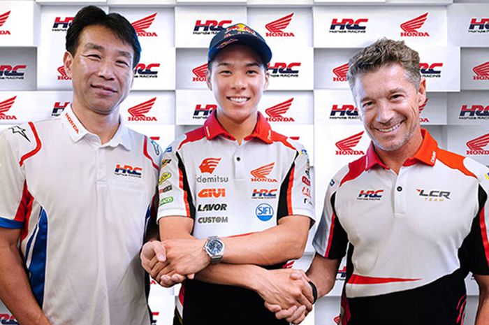 Takaaki Nakagami (tengah) meresmikan kontrak barunya dengan LCR Honda untuk MotoGP musim 2023.