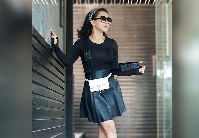 Penampilan berbeda Syahrini yang makin seksi kenkaan paduan rok mini dan baju ketat yang mencuri perhatian