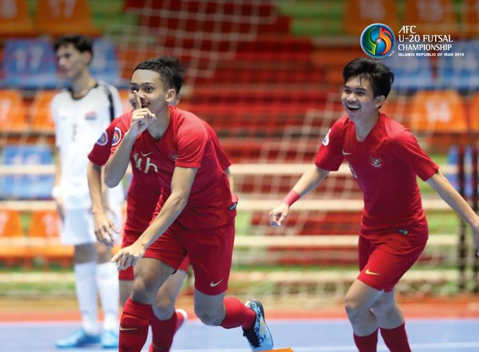 Pemain timnas futsal U-20 Indonesia merayakan gol yang dicetak ke gawang Irak pada ajang Piala Asia Futsal U-20 2019.