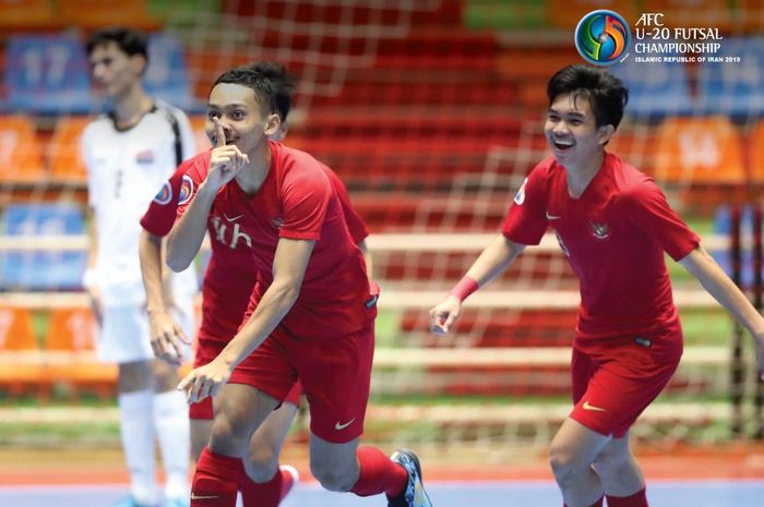 Pemain timnas futsal U-20 Indonesia merayakan gol yang dicetak ke gawang Irak pada ajang Piala Asia Futsal U-20 2019.