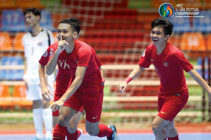 Pemain timnas futsal U-20 Indonesia merayakan gol yang dicetak ke gawang Irak pada ajang Piala Asia Futsal U-20 2019.