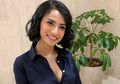 Perutnya Dipeluk Suami dari Belakang, Vanessa Angel Justru Jadi Sorotan Pakai Dress Belahan Dada Rendah Super Seksi!