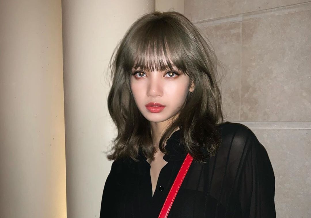 Biasa Dengan Rambut Pirang Lisa Blackpink Tampil Memesona Dengan Rambut Hitamnya Semua Halaman Grid Star