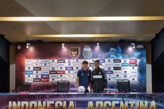 Pelatih timnas Indonesia, Shin Tae-yong bersama Dimas Drajad seusai konferensi pers di Stadion Utama Gelora Bung Karno (SUGBK), Senayan, Jakarta, Minggu (18/6/2023).