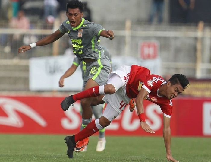 Striker Borneo FC, Lerby Eliandry, berduel dengan bek Perseru Badak Lampung FC, Akbar Tanjung, pada laga pekan ke-10 Liga 1 2019.