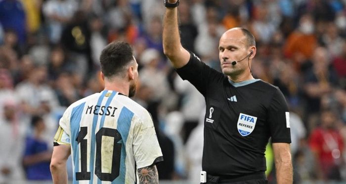 Lionel Messi mendapat akrtu kuning dari wasit Antonio Mateu dalam perempat final Piala Dunia 2022.