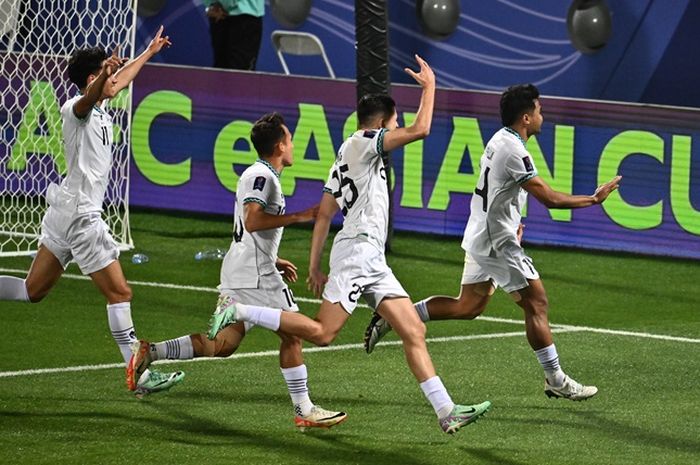 Selebrasi para pemain Timnas Indonesia usai Asnawi Mangkualam mencetak gol penalti ke gawang Vietnam di Piala Asia 2023.