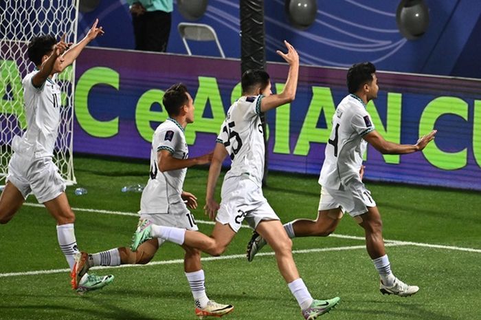Selebrasi para pemain Timnas Indonesia usai Asnawi Mangkualam mencetak gol penalti ke gawang Vietnam di Piala Asia 2023.