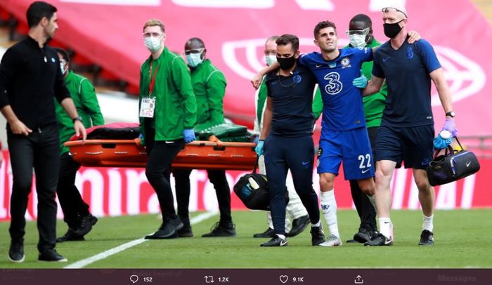 Christian Pulisic dibopong keluar lapangan dalam laga final Piala FA antara Chelsea dan Arsenal.