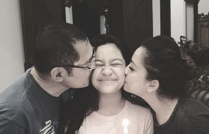 Anak <a href='https://pontianak.tribunnews.com/tag/mayangsari' title='Mayangsari'>Mayangsari</a>, Khirani Trihatmodjo bersama Mama, <a href='https://pontianak.tribunnews.com/tag/mayangsari' title='Mayangsari'>Mayangsari</a> dan Papa, <a href='https://pontianak.tribunnews.com/tag/bambang-trihatmodjo' title='Bambang Trihatmodjo'>Bambang Trihatmodjo</a>