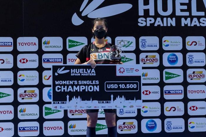 Pebulu tangkis tunggal putri nasional Indonesia, Putri Kusuma Wardani, berpose dengan trofi yang dia raih usai menjuarai turnamen Spain Masters 2021 di Palacio de Deportes, Huelva, Spanyol, Minggu (23/5/2021).