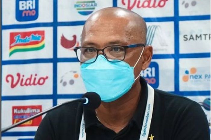 Pelatih Persija Jakarta, coach Sudirman.