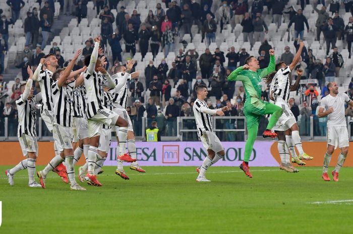 Para pemain Juventus merayakan kemenangan ke hadapan para penggemar usai menaklukkan AS Roma dengan skor 1-0.