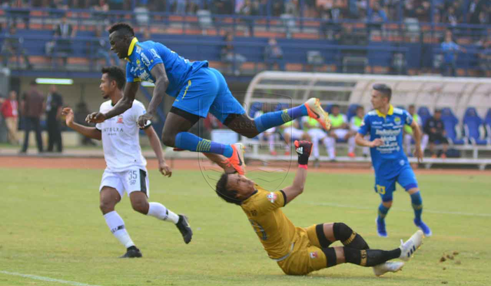 Laga Persib Bandung vs Madura United yang berakhir dengan skor 1-1  di Stadion Si jalak Harupat, Kabupaten Bandung pada Minggu (23/6/2019).