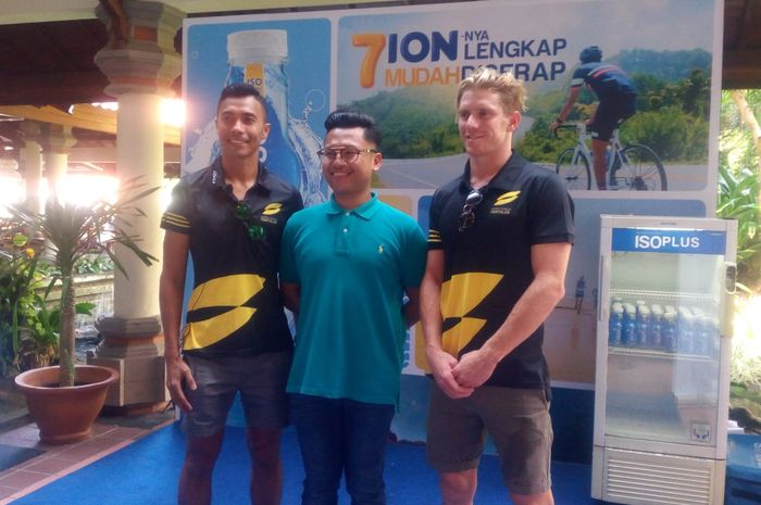 Product manager IsoPlus, Firman Dwi Rachmawan, berfoto bersama atlet triatlon Indonesia dan Australia, Jauhari Johan dan Ryan Fisher, pada Jumat (22/3/2019) di Ayodya Resort Nusa Dua, Bali.