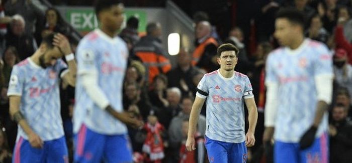 Reaksi lesu kapten Manchester United, Harry Maguire (dua dari kanan), dalam partai Liga Inggris di markas Liverpool, Anfield, Selasa (19/4/2022).