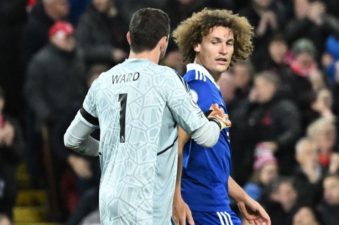 Kiper Leicester City, Danny Ward, berbicara dengan Wout Faes, dalam laga Liga Inggris kontra Liverpool di Stadion Anfield, Jumat (30/12/2022).