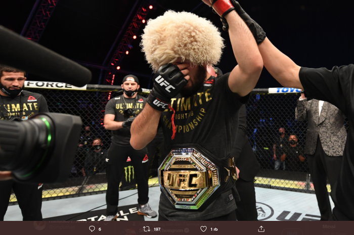 Eks petarung kelas ringan UFC, Khabib Nurmagomedov, saat menjadi pemenang pada ajang UFC 254, Minggu (25/10/2020).