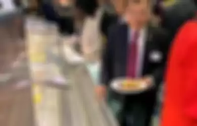 Wapres Jusuf Kalla saat ikut mengantre makanan di kantin markas PBB Newyork.