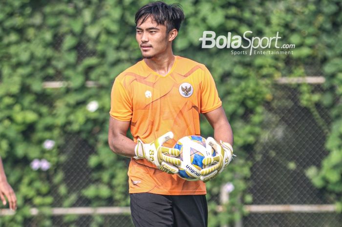 Ernando Ari sedang memegang bola dalam sesi latihan timnas Indonesia  di Lapangan G (Panahan), Senayan, Jakarta, 2 Oktober 2021.