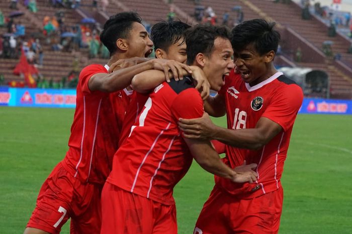Pemain berlabel Timnas U-23 Indonesia dikabarkan menolak pinangan Persija dan Arema FC meski ditawari gaji fantastis.