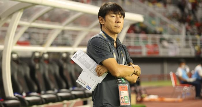 Shin Tae-yong saat memimpin laga timnas U-20 Indonesia vs Vietnam di Kualifikasi Piala Asia U-20 2023.