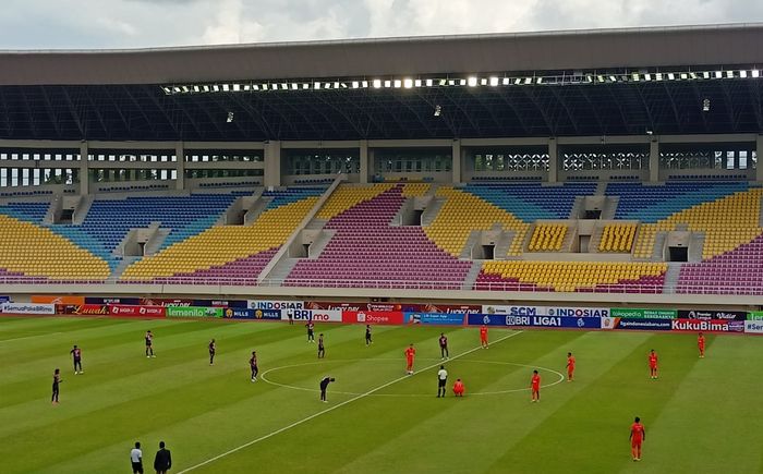 Suasana Pertandingan antara RANS Nusantara FC vs Borneo FC di Stadion Manahan, Surakarta, Senin (19/12/2022).