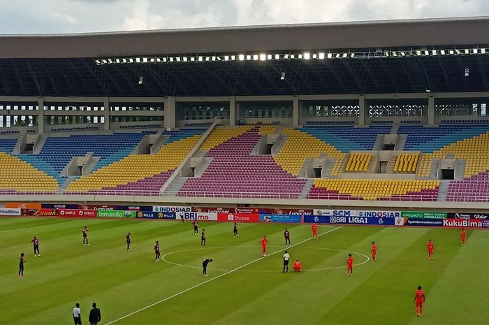 Suasana Pertandingan antara RANS Nusantara FC vs Borneo FC di Stadion Manahan, Surakarta, Senin (19/12/2022).