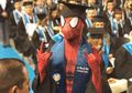 Rayakan Kelulusan, Mahasiswa Ini Pakai Kostum Spider-Man Pas Wisuda