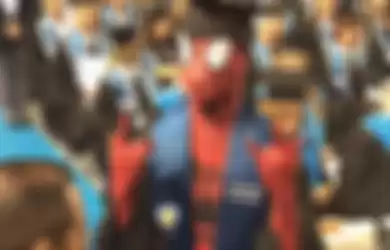 Hiram Yahir Salas Romero menggunakan kostum Spider-Man saat hari wisudanya