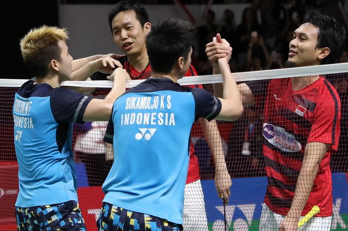 Mohammad Ahsan/Hendra Setiawan bersalaman dengan Marcus Fernaldi Gideon/Kevin Sanjaya Sukamuljo usai tampil di final Indonesia Masters 2019, Minggu (27/1/2019).