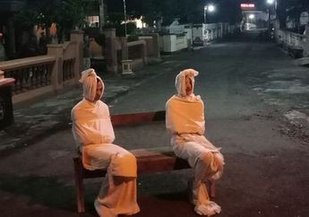 Niatnya Cegah Warga Tak Keluar Rumah Selama Pandemi Covid-19, Dua "Pocong" Penjaga Desa di Sukoharjo Malah Berakhir Ramai Jadi Tontonan